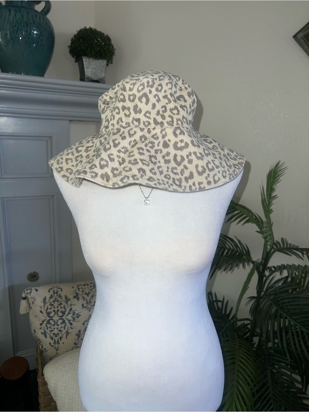 GAP Leopard-Print Bucket Hat - Beige and Gray